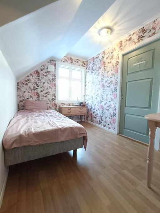 Charming House In Ulsteinvik With Free Parking Villa Exterior photo